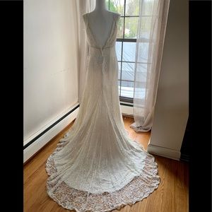 Ivory V neck  sleeveless weeding gown